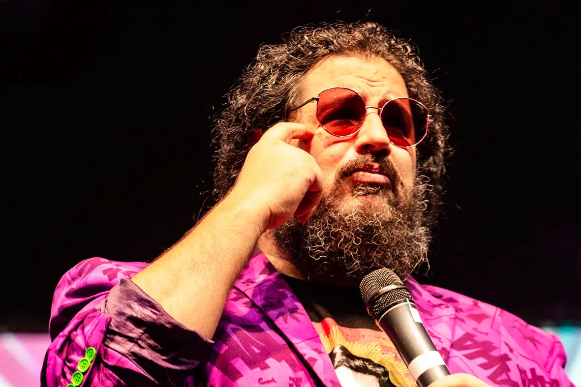 jaime-caravaca-caravacabaret-sala-humor-fuencarral-madrid-agenda-de-comedia-unarisamas-1-1