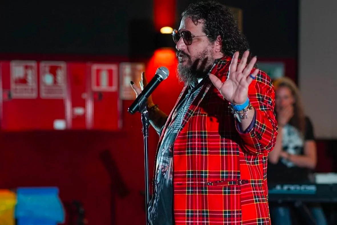 jaime-caravaca-caravacabaret-sala-humor-fuencarral-madrid-agenda-de-comedia-unarisamas-3-1